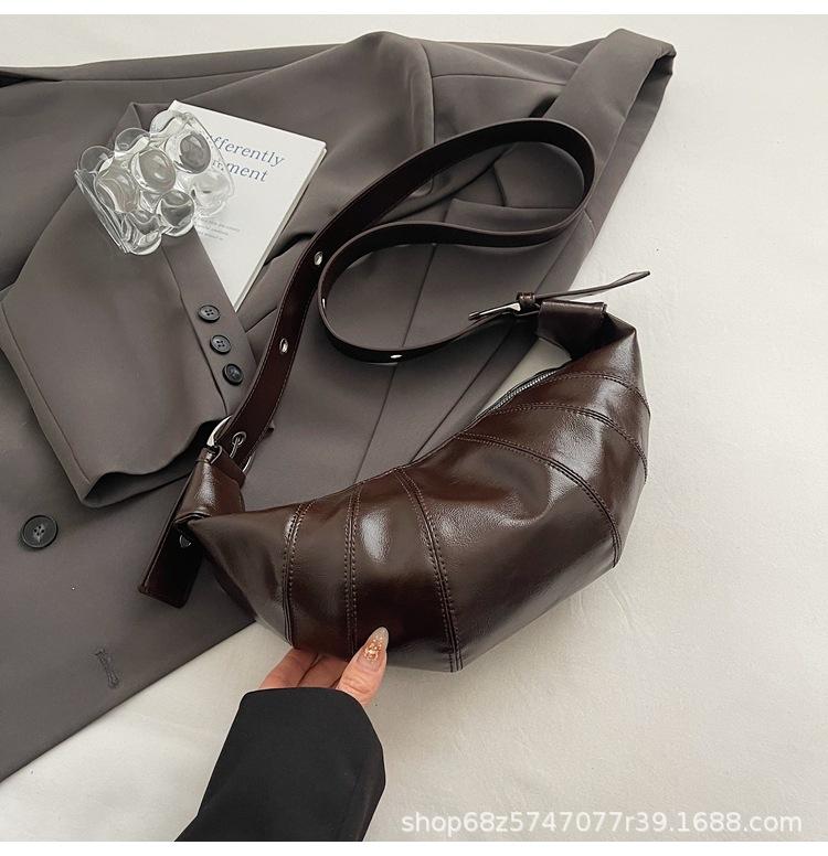 Large Capacity Horn Bag Women's 2025 New Korean Version Ins Retro Shoulder Messenger Bag Niche Commuter Dumpling Bag