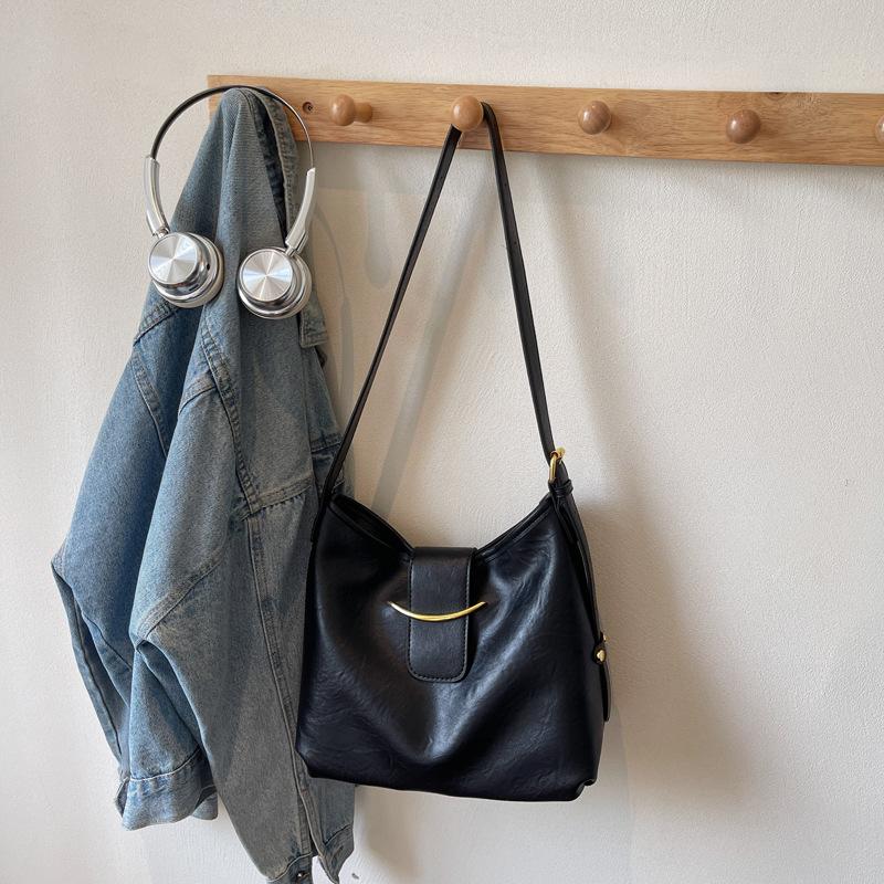 

Нишевый дизайн модная сумка-тоут женская большой вместимости подмышечная сумка новая высококачественная текстура на плечо сумка-тоут чёрный