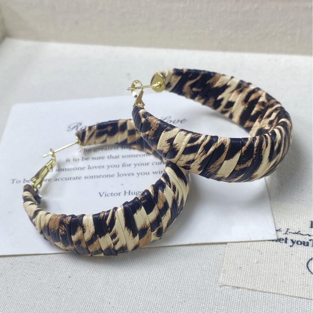 Retro Leopard Print Round Ear Cuff: Elegant, Unique, Cool Fashion Earrings with Personality.