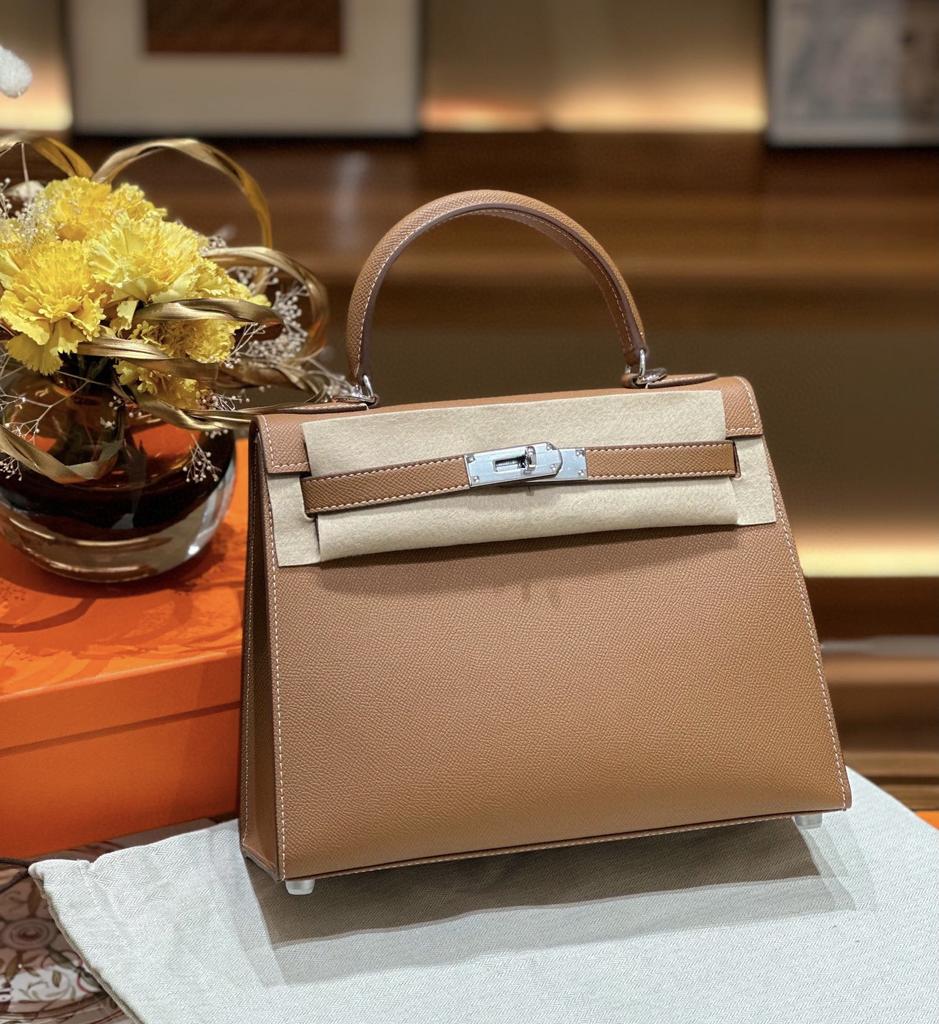 Dies ist eine hochwertige, maßgefertigte Tasche aus Epsom-Leder für Damen. Es eine Umhängetasche mit großem Fassungsvermögen aus Rindsleder