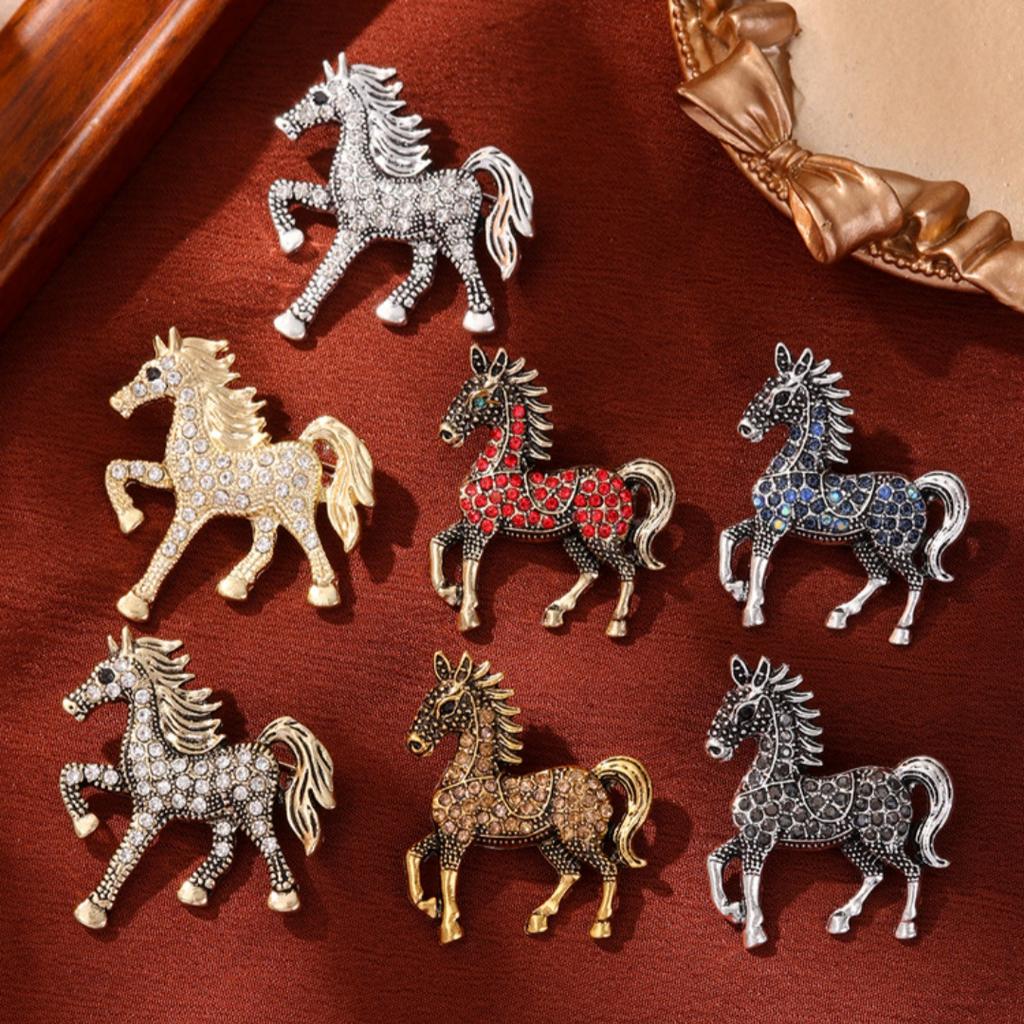 Fashion Rhinestone Horse Brooch for Women Men Zodiac Animal Brooches Lapel Pins Party New Year Jewelry Clothes Accessories