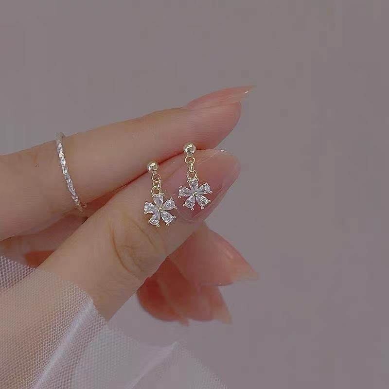 2025 Trendy Women's Mini Flower Stud Earrings: Exquisite High-End Tragus Accessories