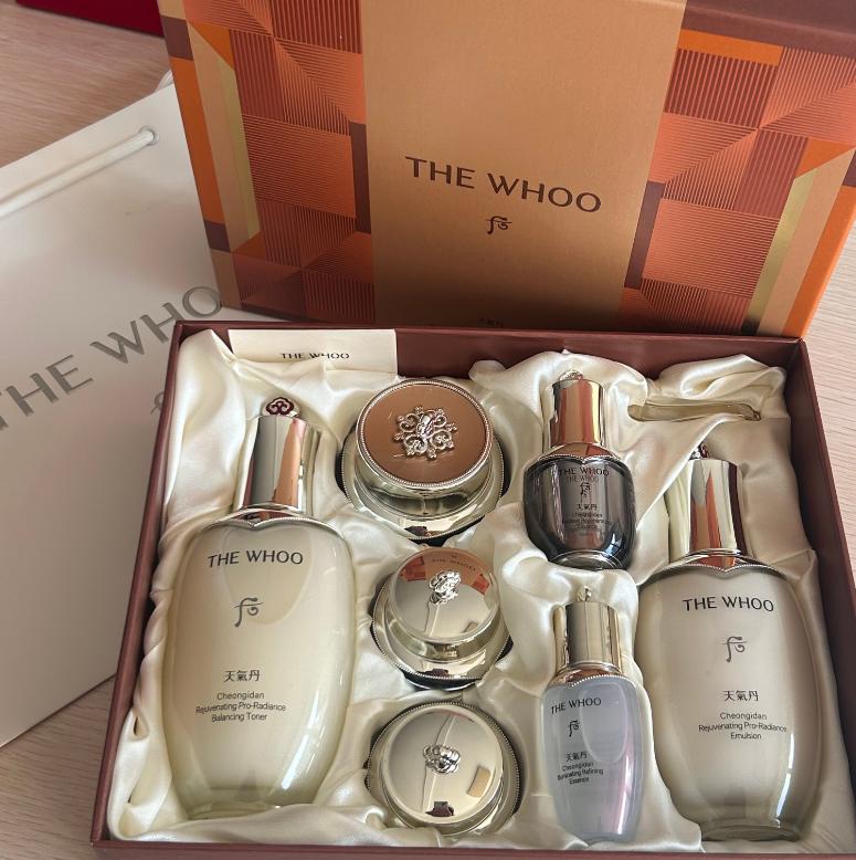THE WHOO Cheonyuldan Hwanyu Imperial Youth 7-Piece Set - Luxury Anti-Aging Moisturizing Skincare Gift Box for Women