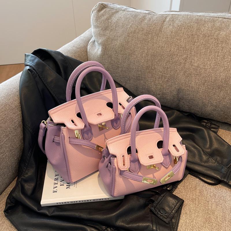 Hochwertige tragbare kleine quadratische Tasche in Kontrastfarbe aus Platin für den Sommer. Vielseitige Umhängetasche für Pendler