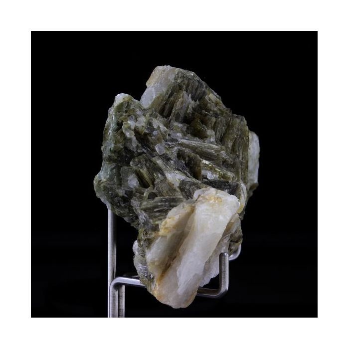 Pierres et Minéraux. Epidote + Calcite. 203.45 ct. Costabonne Mine, Pyrénées Orientales, France.