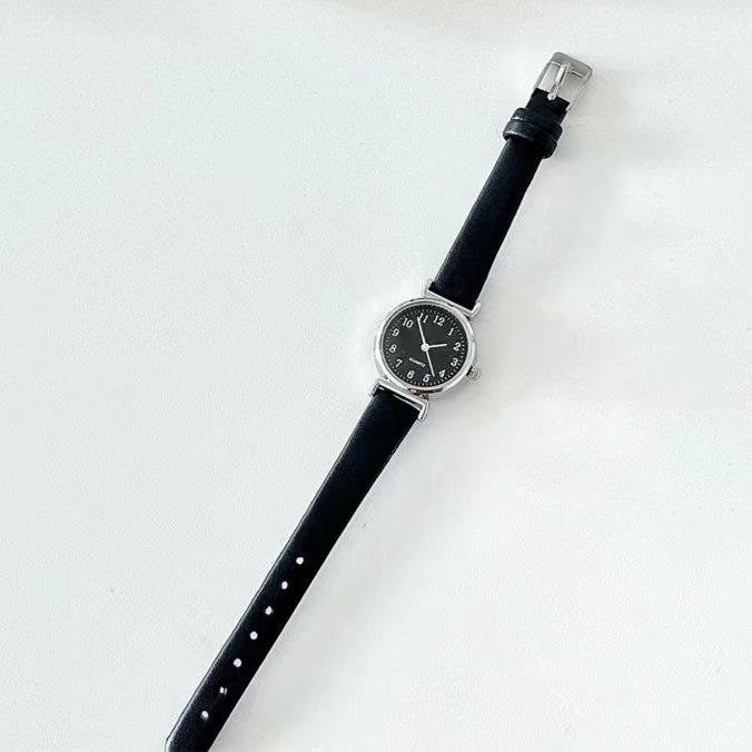 Elegante Damen Quarzuhr: Kleines Zifferblatt, vielseitig, College-Stil