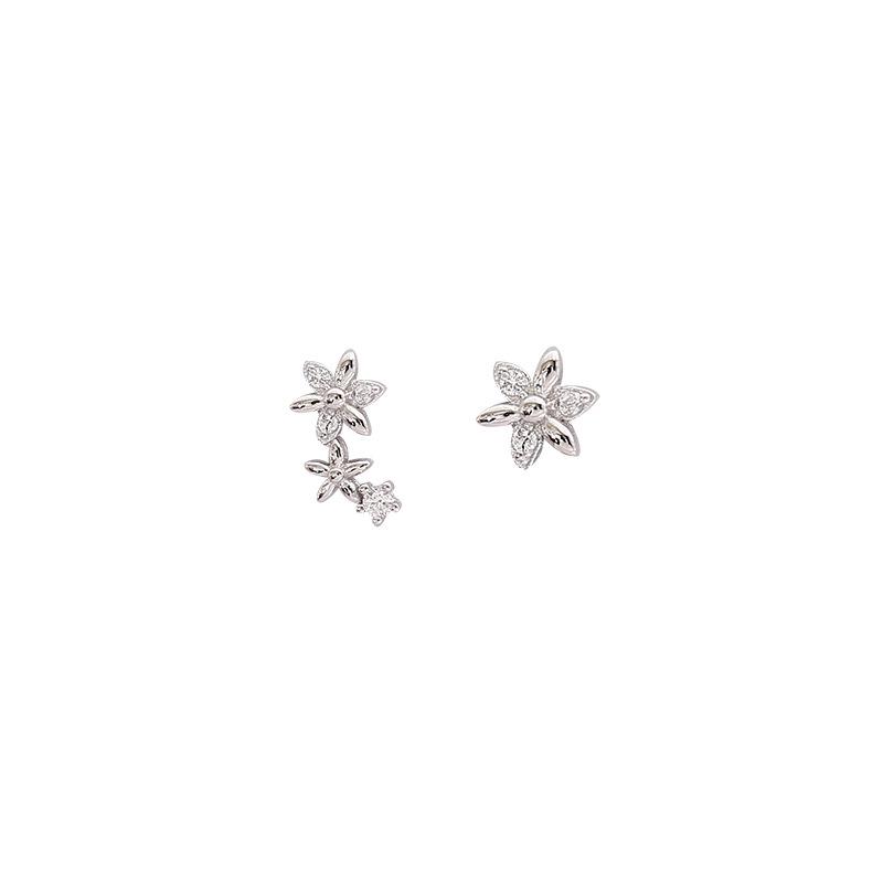 

Diamond-Studded Asymmetrical Flower Cartilage Earrings for Women: Fashionable, Unique, Small Studs