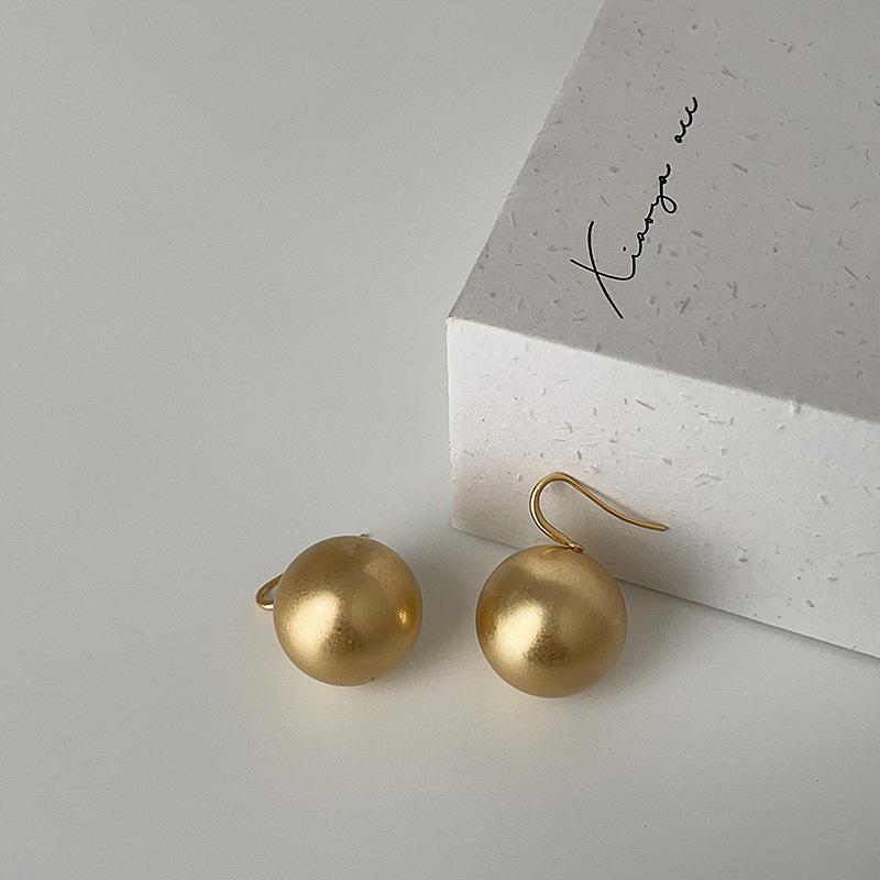 

Серьги-крючки с матовыми металлическими шариками в стиле холодного ветра, женские, нишевые, уникальные, с темпераментом, модные, трендовые, простые, универсальные