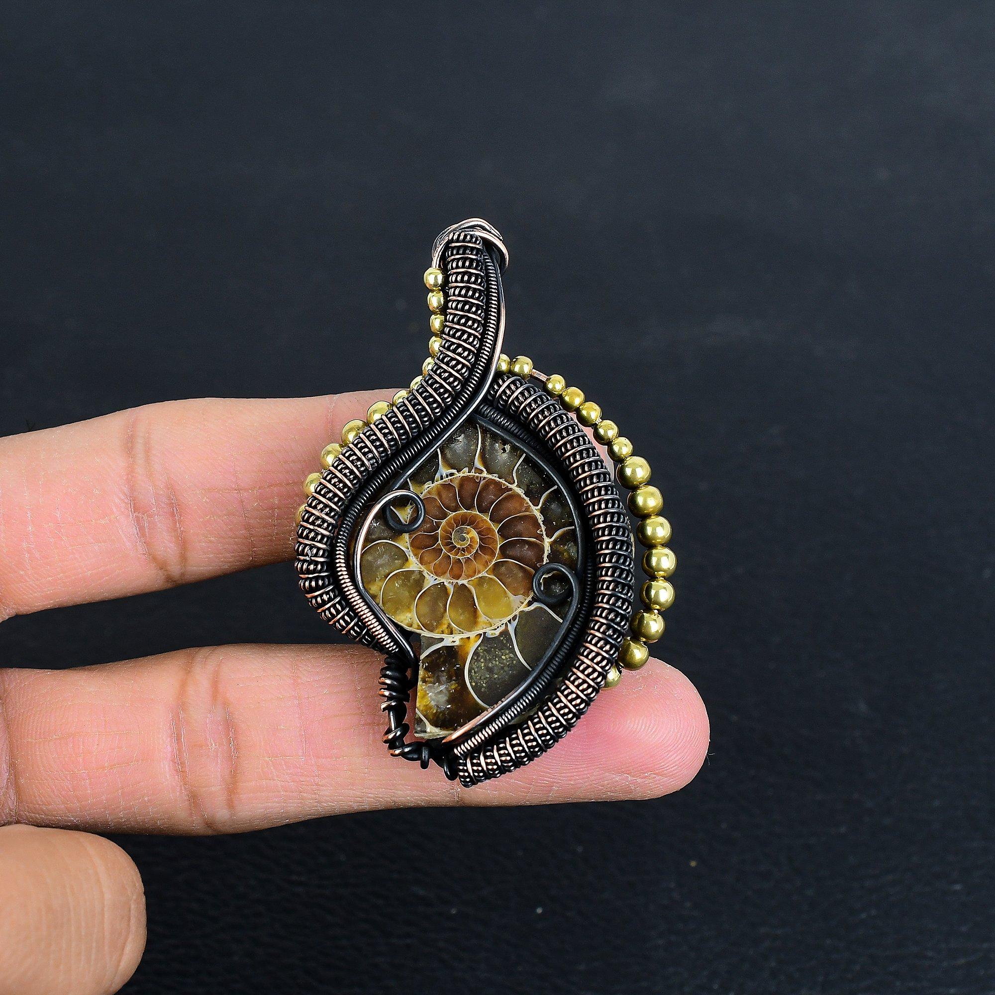 

Подвеска с окаменелостью аммонита, обернутая медной проволокой 999 пробы, подвеска из драгоценного камня ручной работы на День памяти 2.55 Inches