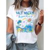 Camiseta Branca Feminina para Praia Costeira - Top de Manga Curta com Estampa 'Saltwater & Sunshine', Gola Redonda Respirável de Caimento Relaxado, Camisa Casual com Concha