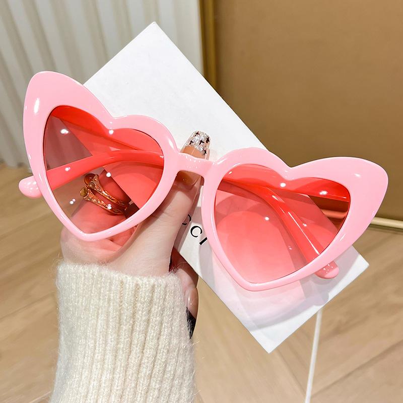 New Heart-Shaped Sunglasses For Men Women Fashion Retro Brand Design Shades Eyewear Female Candy Color Goggle Uv Sun Glasses