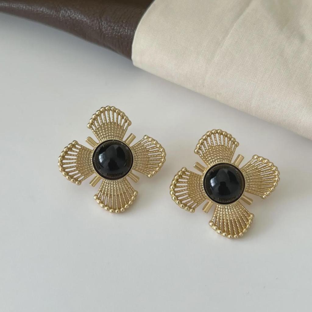 Elegant Retro French Light Luxury Hollow Four-Leaf Flower Earrings for Women