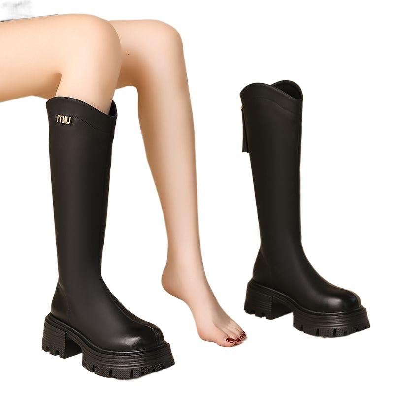 In the autumn and winter of 2025, the new models are thin but knee knight boots, high tube, thick sole, thick heel, and small long boots for women.