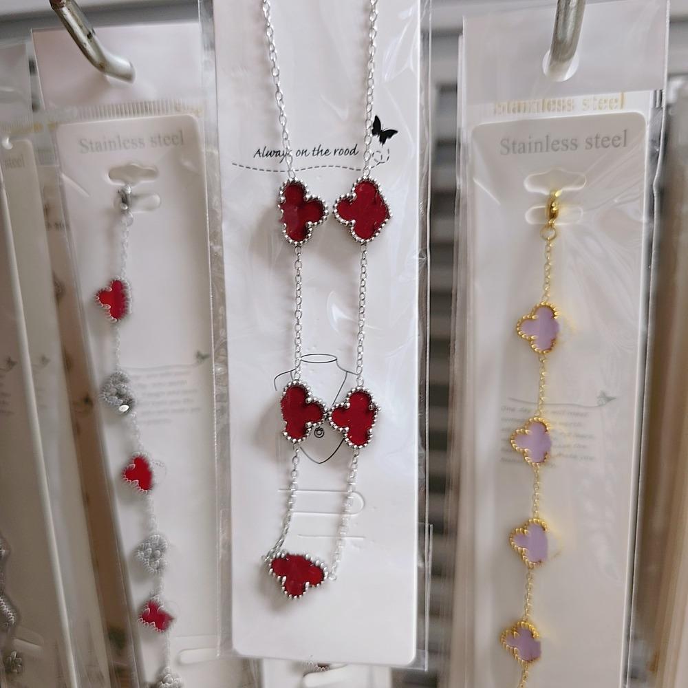 This Stylish Non-fading Four-leaf Clover Necklace for Women Is Suitable for Wearing in The Shower and Features A Double-sided Design