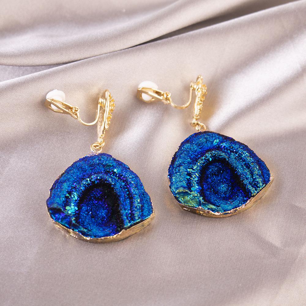 Brincos de pressão triangulares elegantes para orelhas não furadas - Versáteis e com um toque de luxo leve para o uso diário.