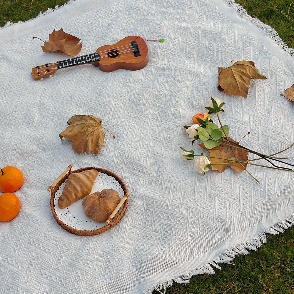 T-grid picnic mat, moisture-proof mat, picnic cloth, outdoor camping blanket, white blanket, beach mat.