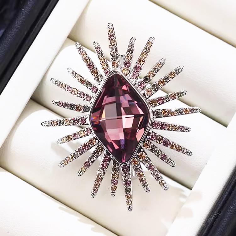 Exquisite Star Brooch, High-End Female Luxury Temperament, Diamond-Encrusted Corsage, Niche Design Pin, Retro Suit Accessories