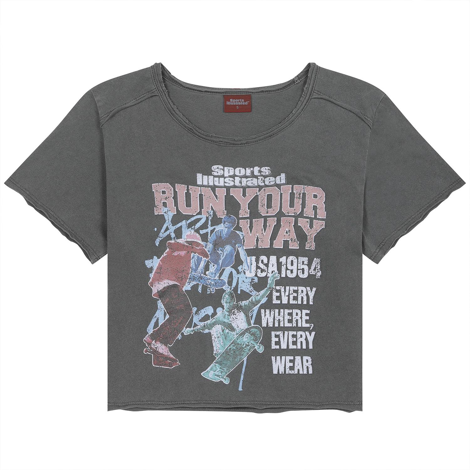 Sports Illustrated Multi-Sport Graphic Crop Round T-Shirt (Dark Gray) S