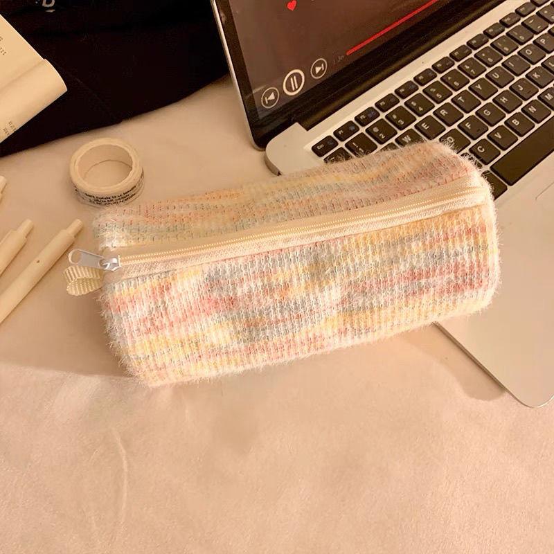 

Цилиндрический пушистый вязаный пенал большой вместимости, канцелярский пенал и косметичка для девочек младших и старших классов разноцветный