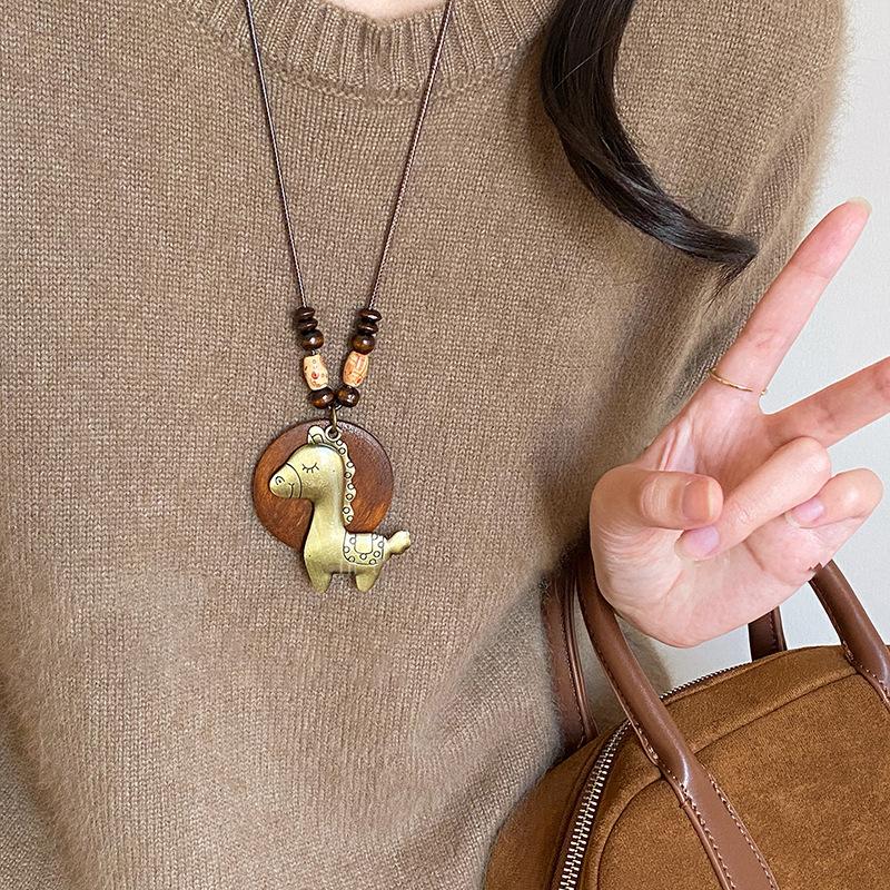 Nowy naszyjnik z drewnianym wisiorkiem w kształcie konika w stylu chińskim, styl etniczny, retro temperament, łańcuszek na sweter na rok urodzenia, lekki luksusowy niszowy łańcuszek na szyję