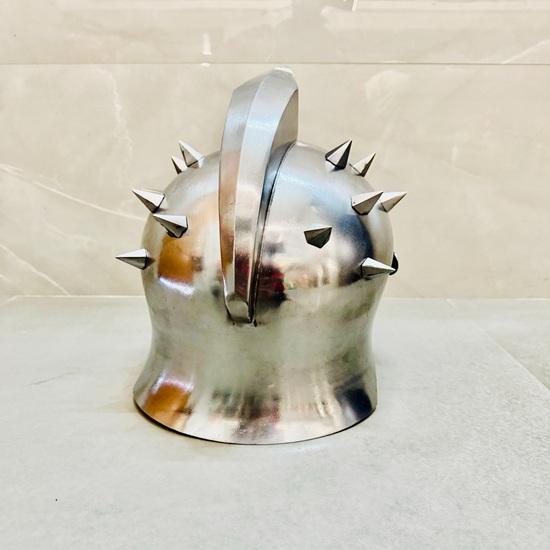 Griechischer Gladiatorhelm im Stil von Maximus Decimus Meridius mit kostenlosem Ausstellungsständer Römischer Krieger Cosplay-Requisite Film-inspiriertes Sammlerstück