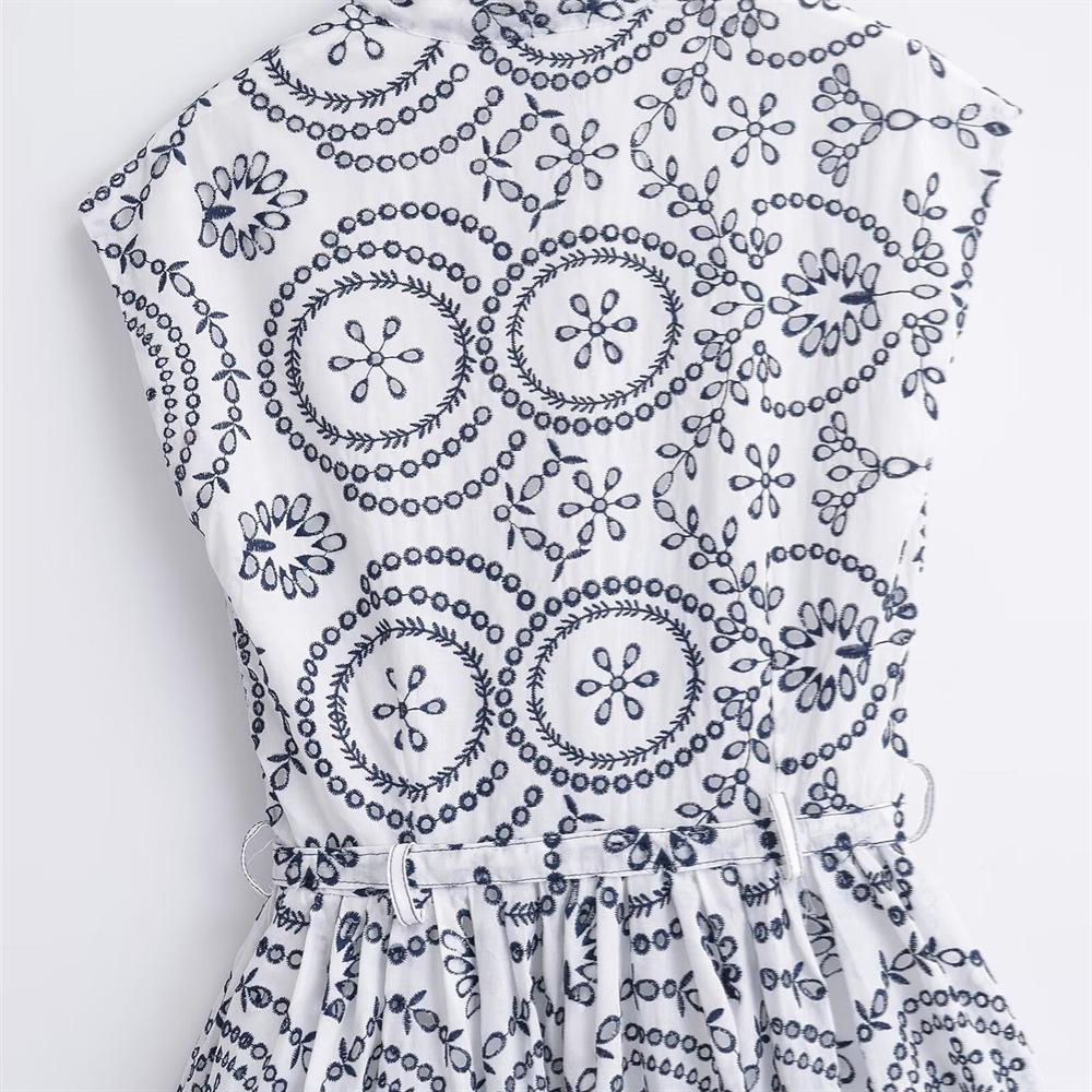 Rochie de damă slim fit, brodată, cu decolteu în V și design ajurat, pentru primăvara/vara 2025.