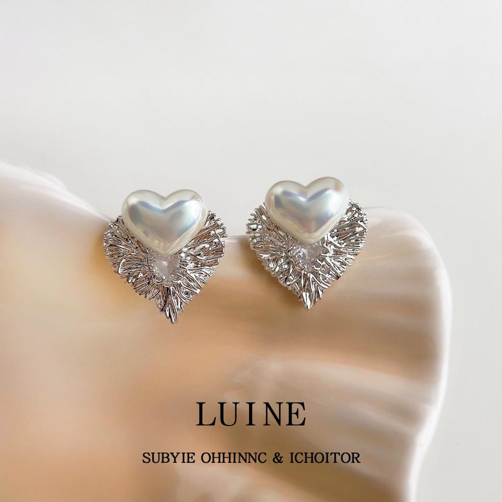A two-pin slightly inlaid zircon love, simple and cold style, earrings.