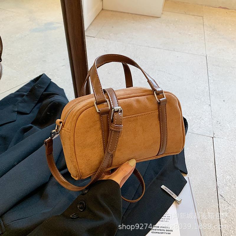 

2025 new Korean version niche design handbag bag women s autumn and winter retro suede Boston bag shoulder messenger bag коричневый