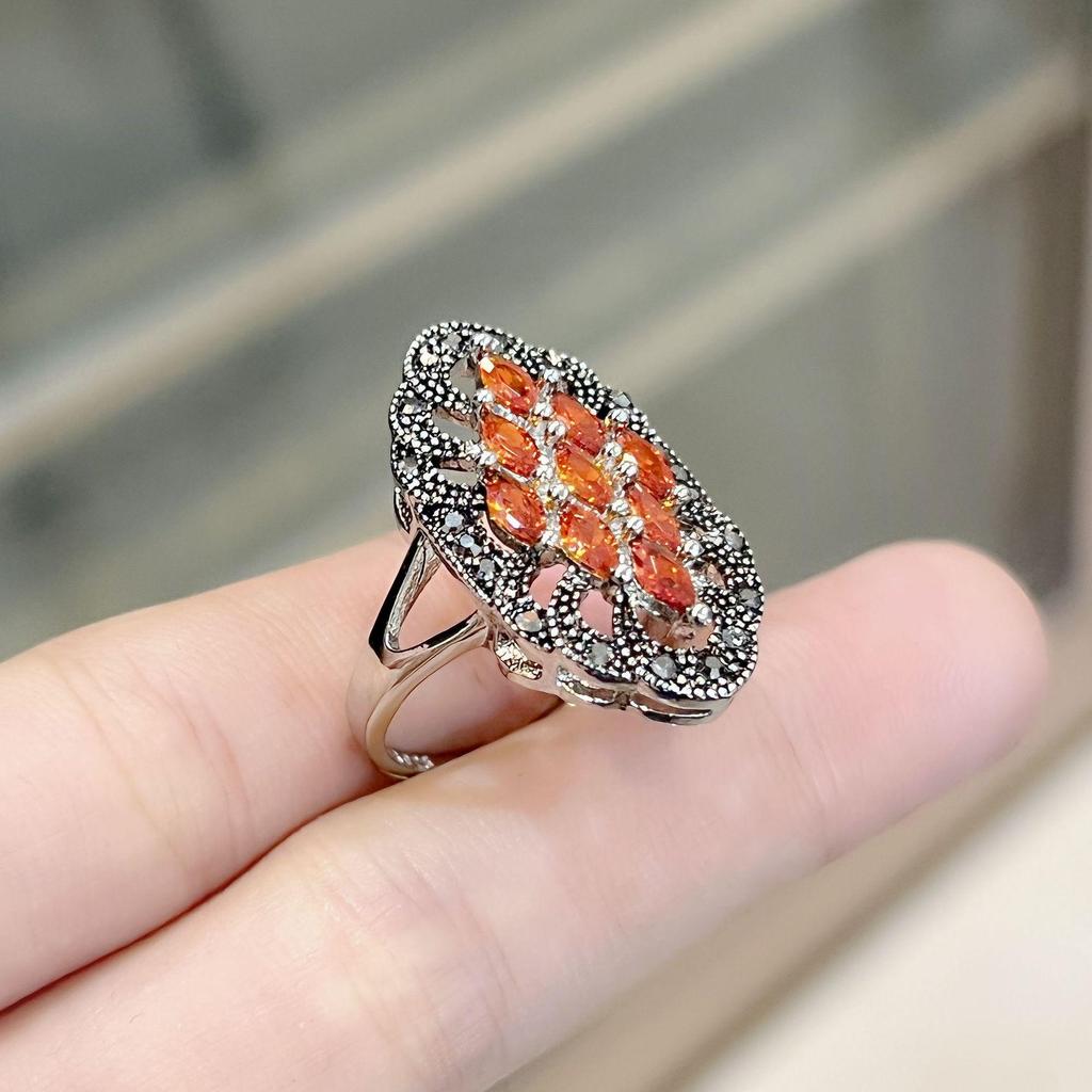 Elegante Anello Retro in Argento Thailandese con Granato Nero e Zirconi