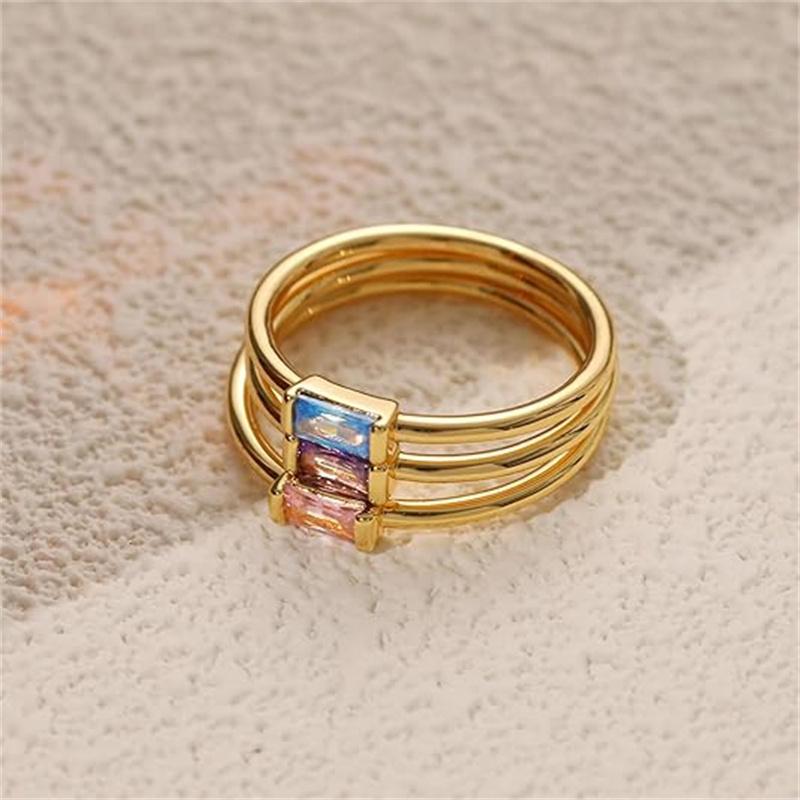 Goldene Geburtssteinringe für Damen Zierlich 14K Gold Plated Baguette CZ Grüner Edelsteinring Personalisierter Schmuck Geschenk zum Geburtstag