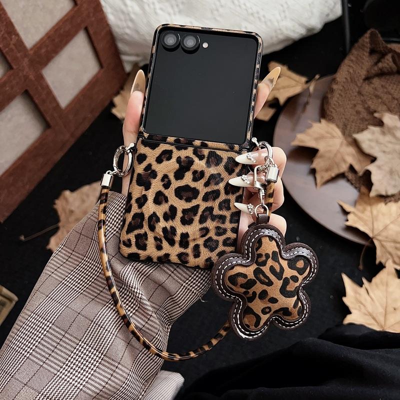 Leather Leopard Print For Magnetic Phone Case For Samsung Galaxy Z Flip 7 6 5 4 Flip7 FE W23 W24 Flip Cases with Hand Rope Cute Cases Magsafe