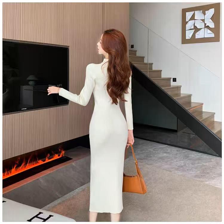 Retro-Stehkragen-Cheongsam: Schmal geschnittenes, taillenbetonendes, durchbrochenes Froschknopf-Langkleid im chinesischen Nationalstil
