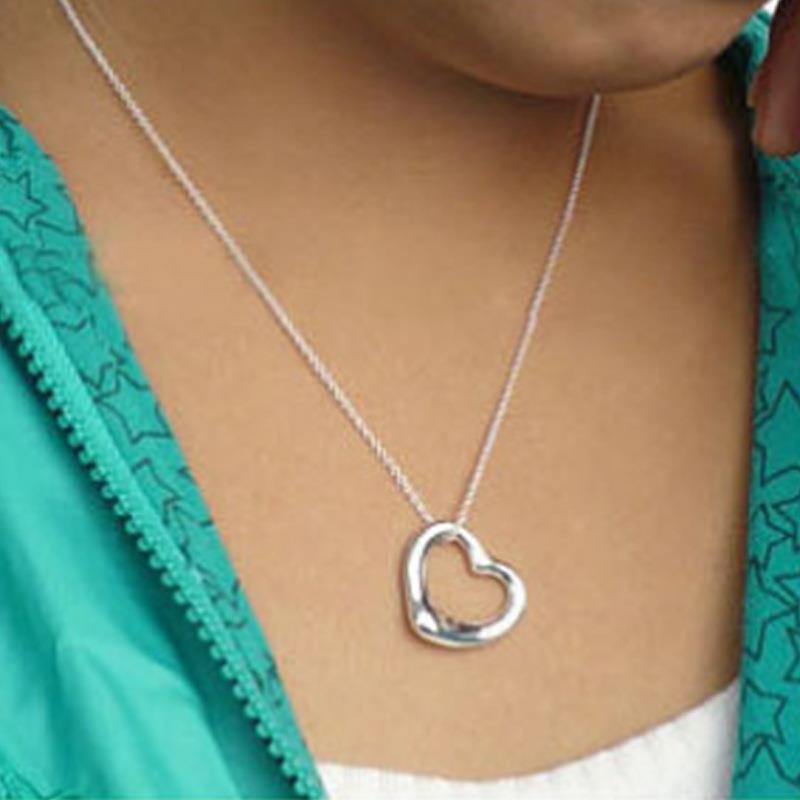 Huailang Openwork Heart Clavicle Necklace - Trendy Heart-Shaped Jewelry for Women
