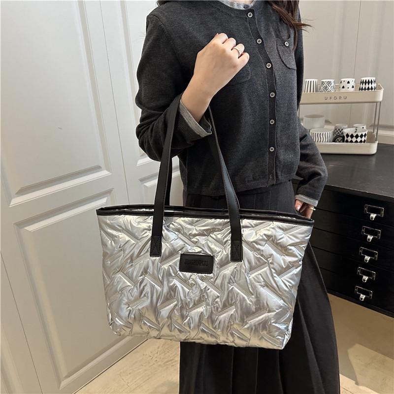 Tasche mit Prägung im koreanischen Stil: Handtasche mit großer Kapazität für Damen, Herbst-Winter