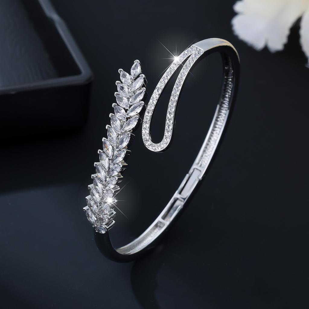 Korean Version of the New Fashionable and Exquisite Zircon-set Women's Simple Light Luxury Leaf Bracelet