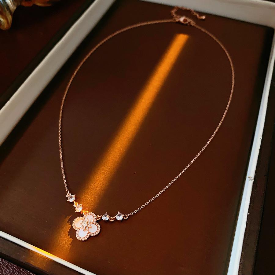 Real Gold Plated Mother-of-Pearl Flower Pendant Clavicle Necklace - French Retro High-End Fashion Accessory