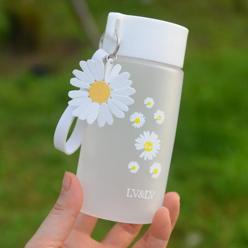 Plastic cup 480ml, cup of water, creative, outdoor, transparent ,cup tea travel cute chrysanthemum pattern,Easy to carry