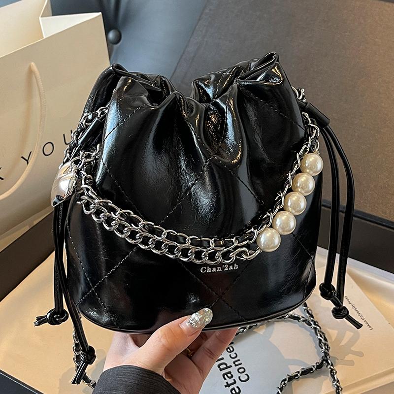 

Сумка из красной лакированной кожи с завязками на шнурке для женщин, модная новая сумка через плечо с цепочкой, высококачественная плиссированная мягкая твердая сумка-ведро