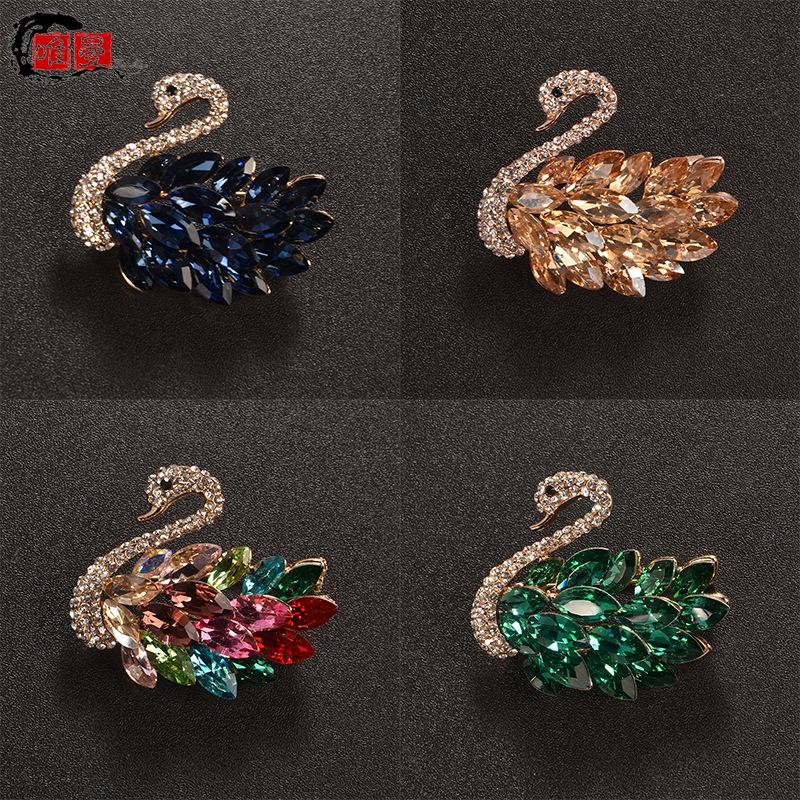 Broșă Crizal Swan Coreeană: Corsaj de bijuterii de lux pentru pulovere și costume, accesoriu atmosferic și elegant pentru femei.