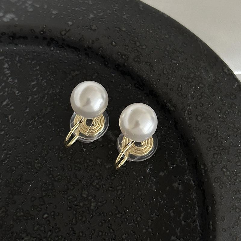 Korean Style Retro Pearl Ear Clip for Women - Mosquito Coil Holder, No Piercing, High-End, Fashionable and Versatile Luxury Earrings