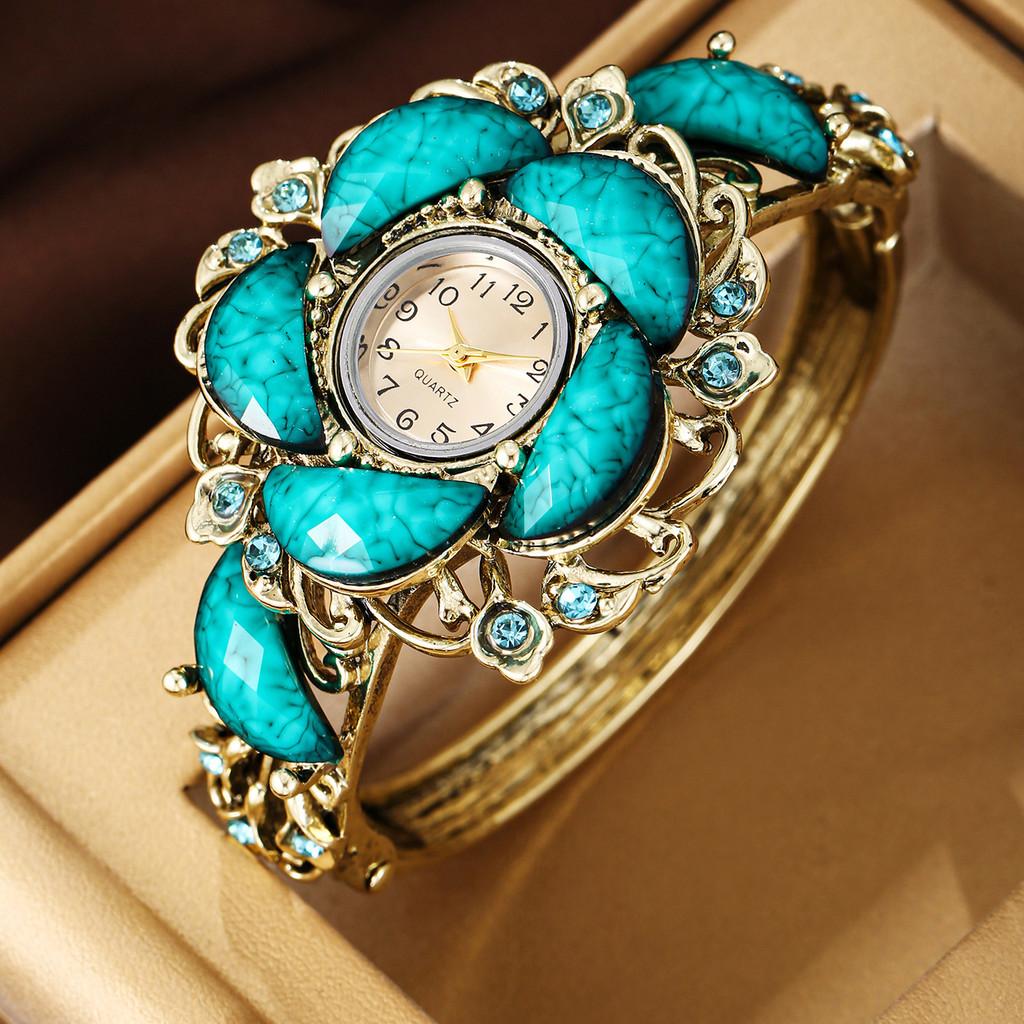 Quartz Watch For Women With Diamond Embellishments And Alloy Bracelet Fashion Accessory
