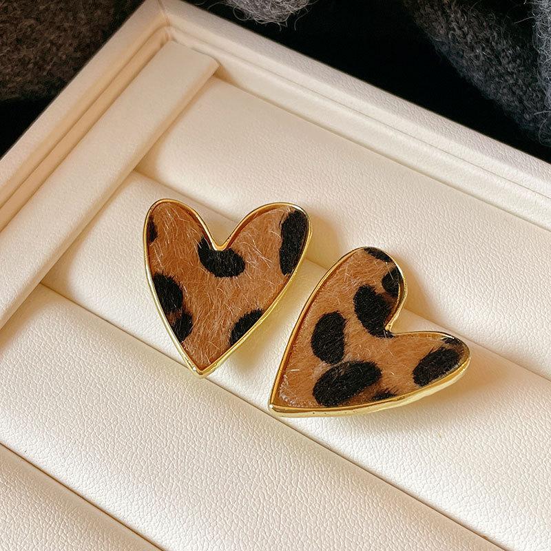 Fashion Vintage Sexy Leopard Print Love Heart Shaped Earrings for Women Maillard Design Simple Peach Heart Jewelry Birthday Gift