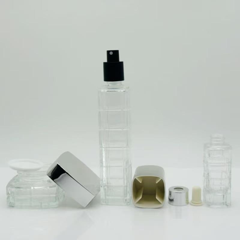 Kare Cam Cilt Bakım Seti: 100ML ve 120ML Tonik/Losyon Şişeleri, 40ML Serum Şişesi, 50g ve 30g Krem Kavanozları.