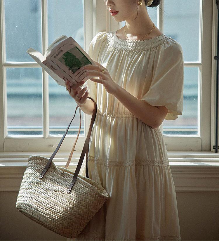 Elegantes hochtailliertes Slim-Kleid mit französischer Spitze und kurzen Ärmeln