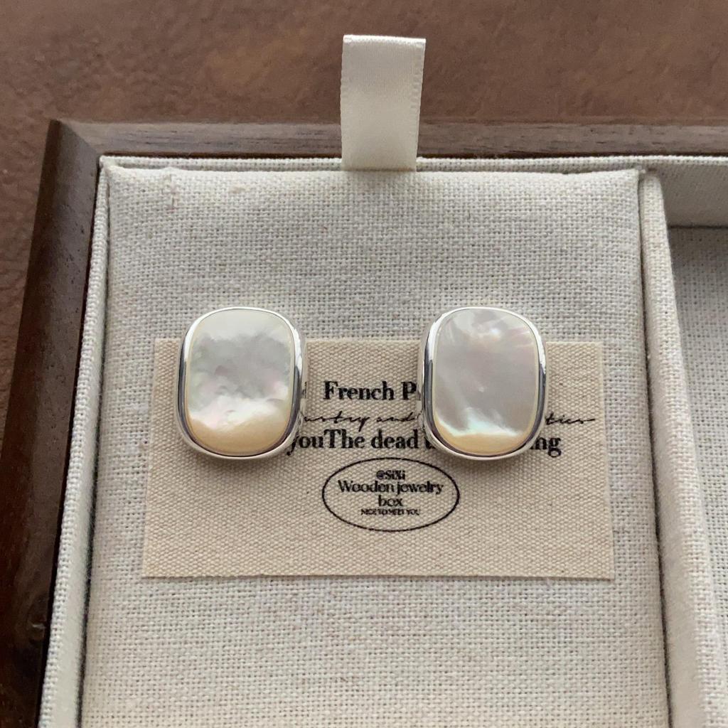 "Vintage Creamy Yellow Starfish Ear Clips: Elegant and Cute, Piercing-Free Sea Star Earrings"