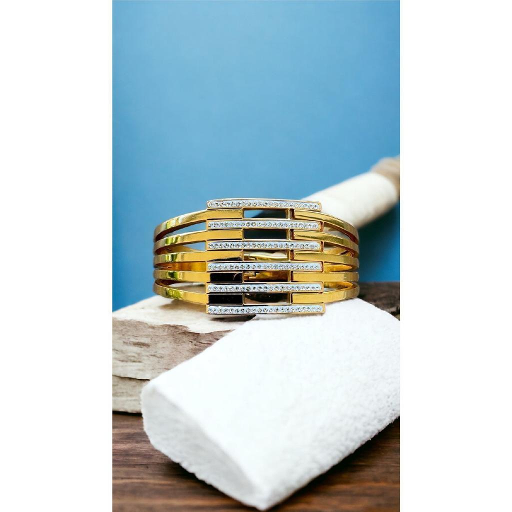 Jewelery Model Thick Rib Handcuff Bracelet Bangle