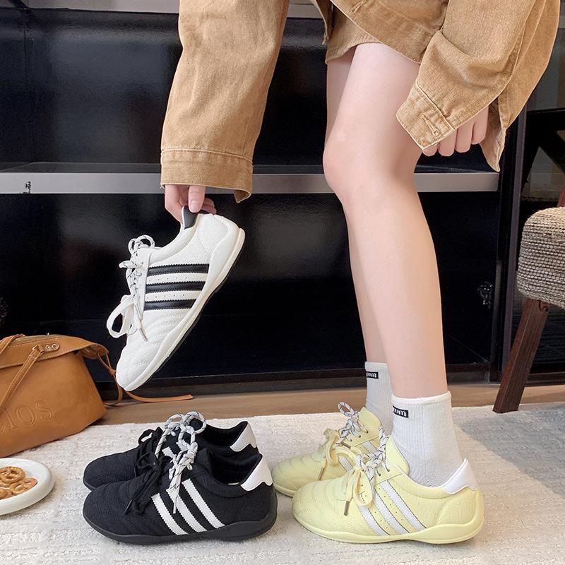 Czarne oddychające sneakersy 2025 lato nowe retro płaskie casualowe buty damskie wszechstronne wewnętrzne podwyższające wzrost niemieckie buty treningowe