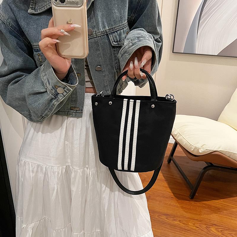 Casual and Lightweight Nylon Cloth Bag Women's 2025 New Fashion Shoulder Messenger Bag Simple Bucket Bag