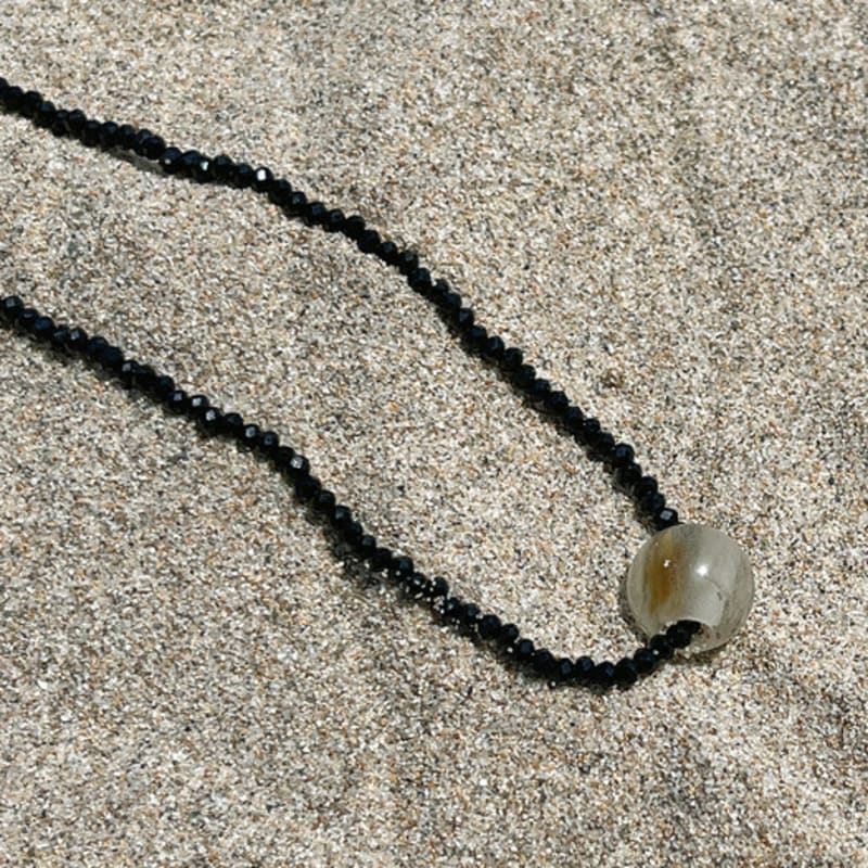 DEFINE OTHER STONE Glass Beads Necklace (Black)