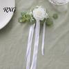 Décoration de Voiture Résistante aux Intempéries Fleur pour Poignée de Porte de Mariage avec Lien Ruban et Feuilles Vertes, Kit Artificiel Blanc Abordable Bouquet Rose pour Rétroviseur Arrière